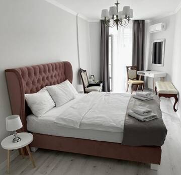 Люкс с кроватью размера «king-size» и балконом в Отеле Opera Center Hotel